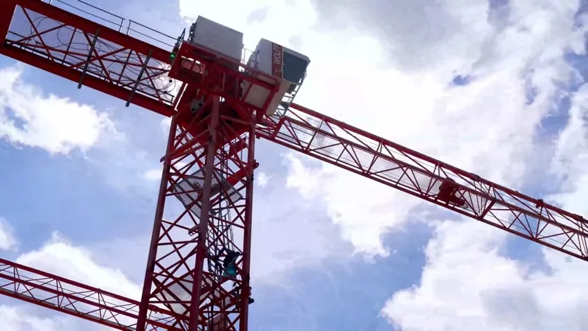 Filmstill mit einem Baukran vor blauem Himmel