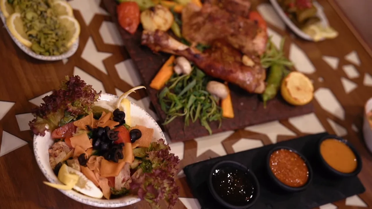 Filmstill aus dem bestehenden Restaurantfilm: Speisen auf einem gedeckten Tisch